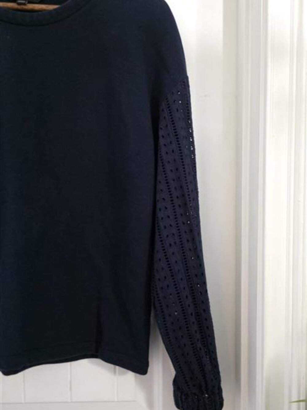 Banana Republic Navy Cotton Eyelet Lace Sleeve Top Blouse Size Medium - Picture 7 of 10